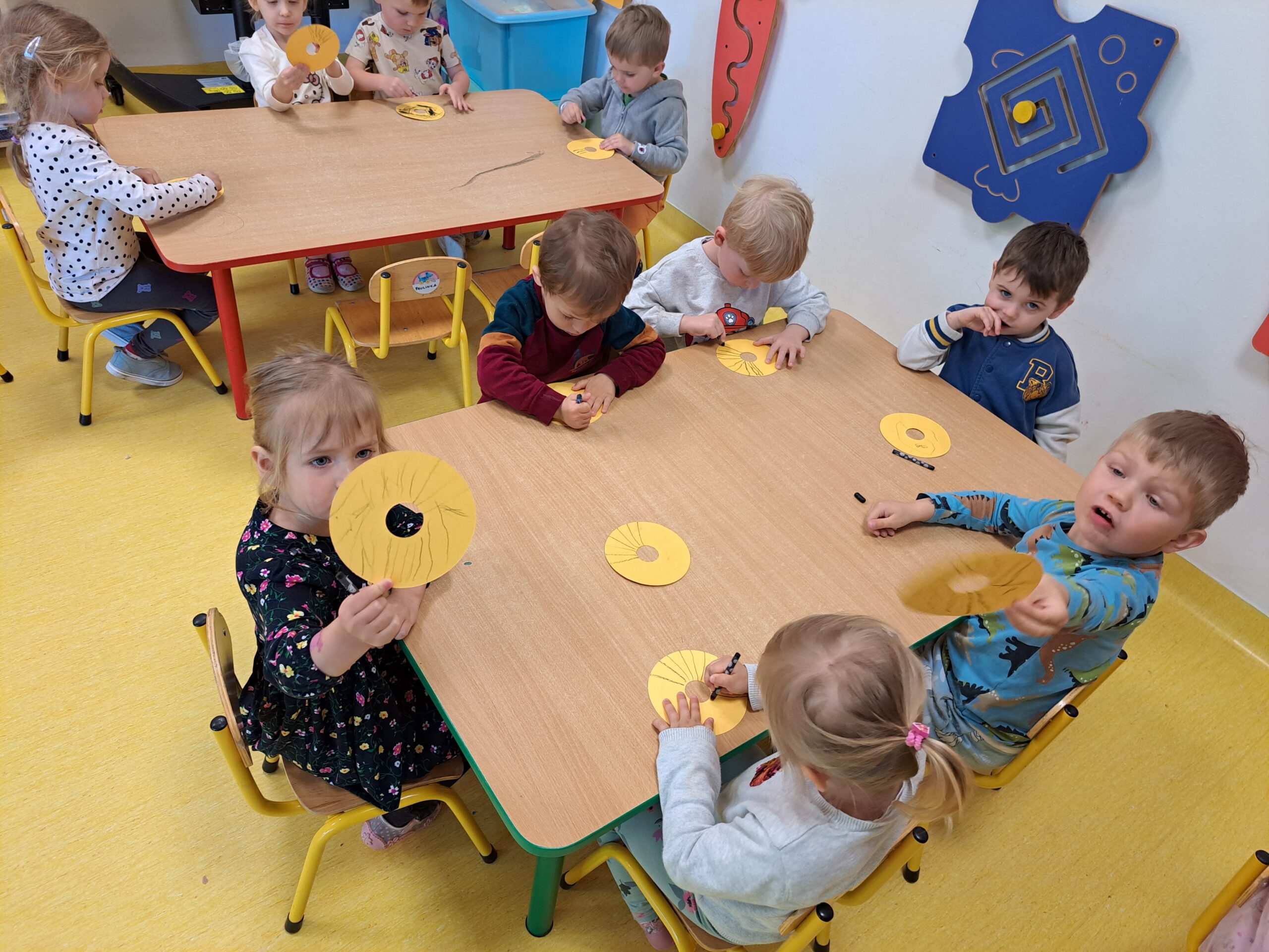 Zdobywcy ćwiczą palce podczas prac plastycznych