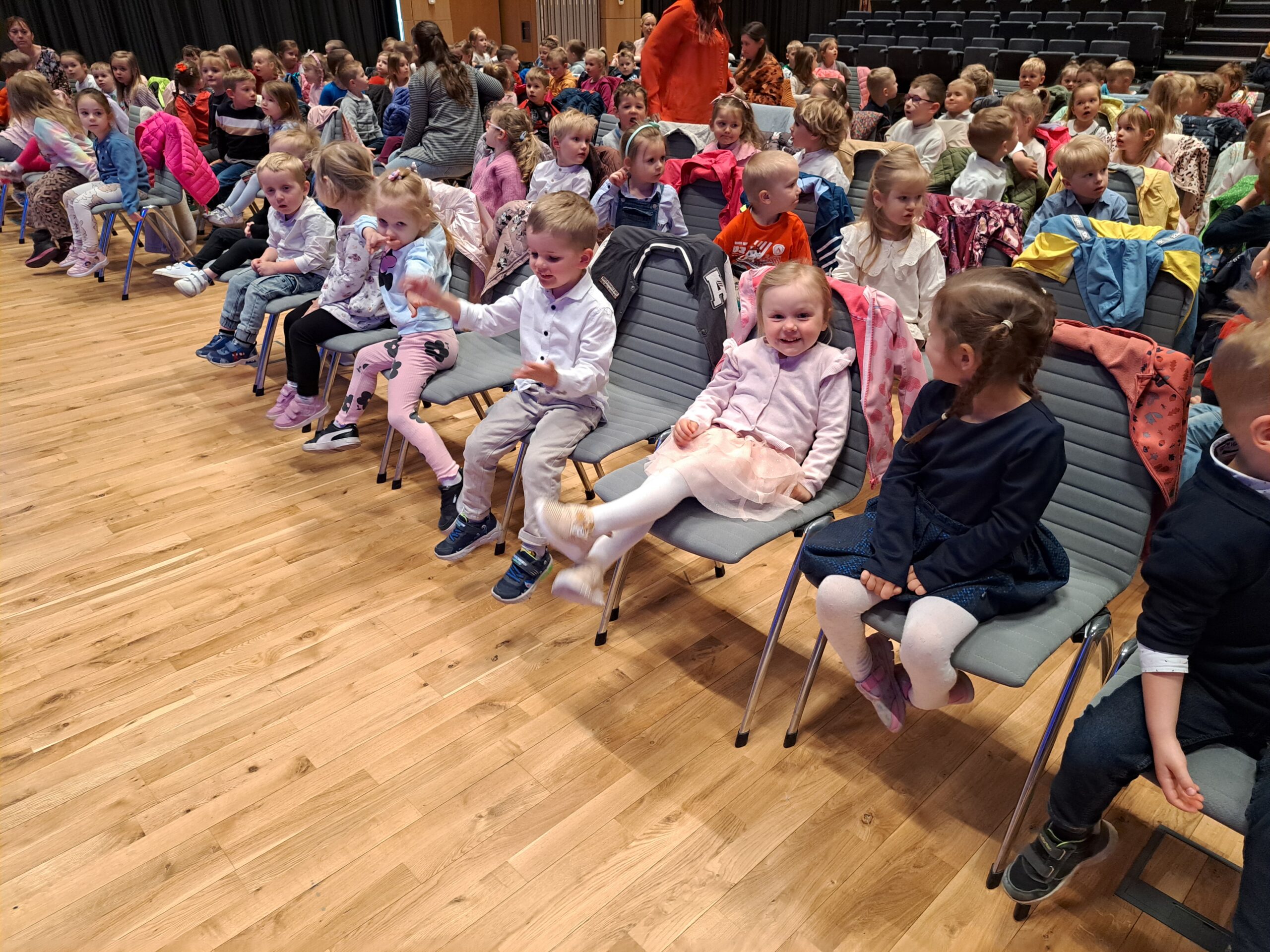 Zdobywcy i Poszukiwacze na przedstawieniu „Jaś i Małgosia”