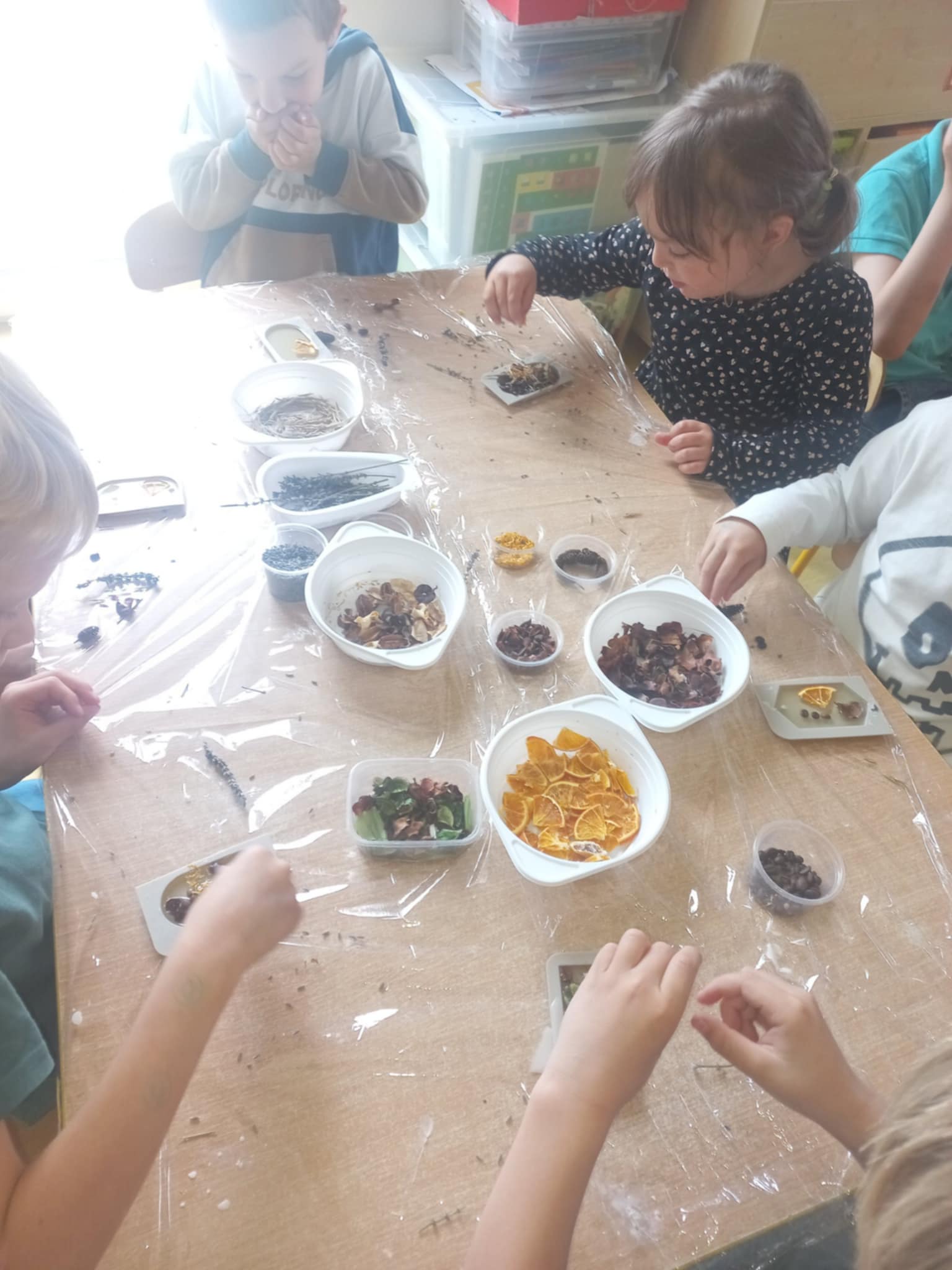 Wiatrak Edukacyjny u Odkrywców: pachnące zawieszki