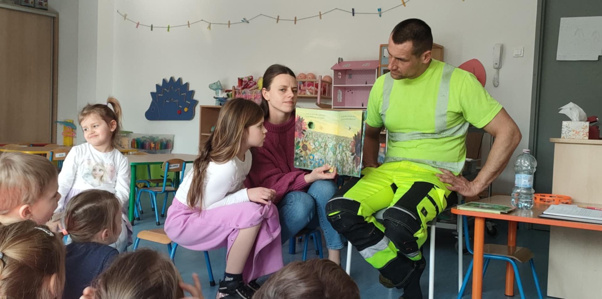 Muzykanci realizują program Cała Polska czyta dzieciom zapraszając Rodziców i rodzeństwo do wspólnego czytania