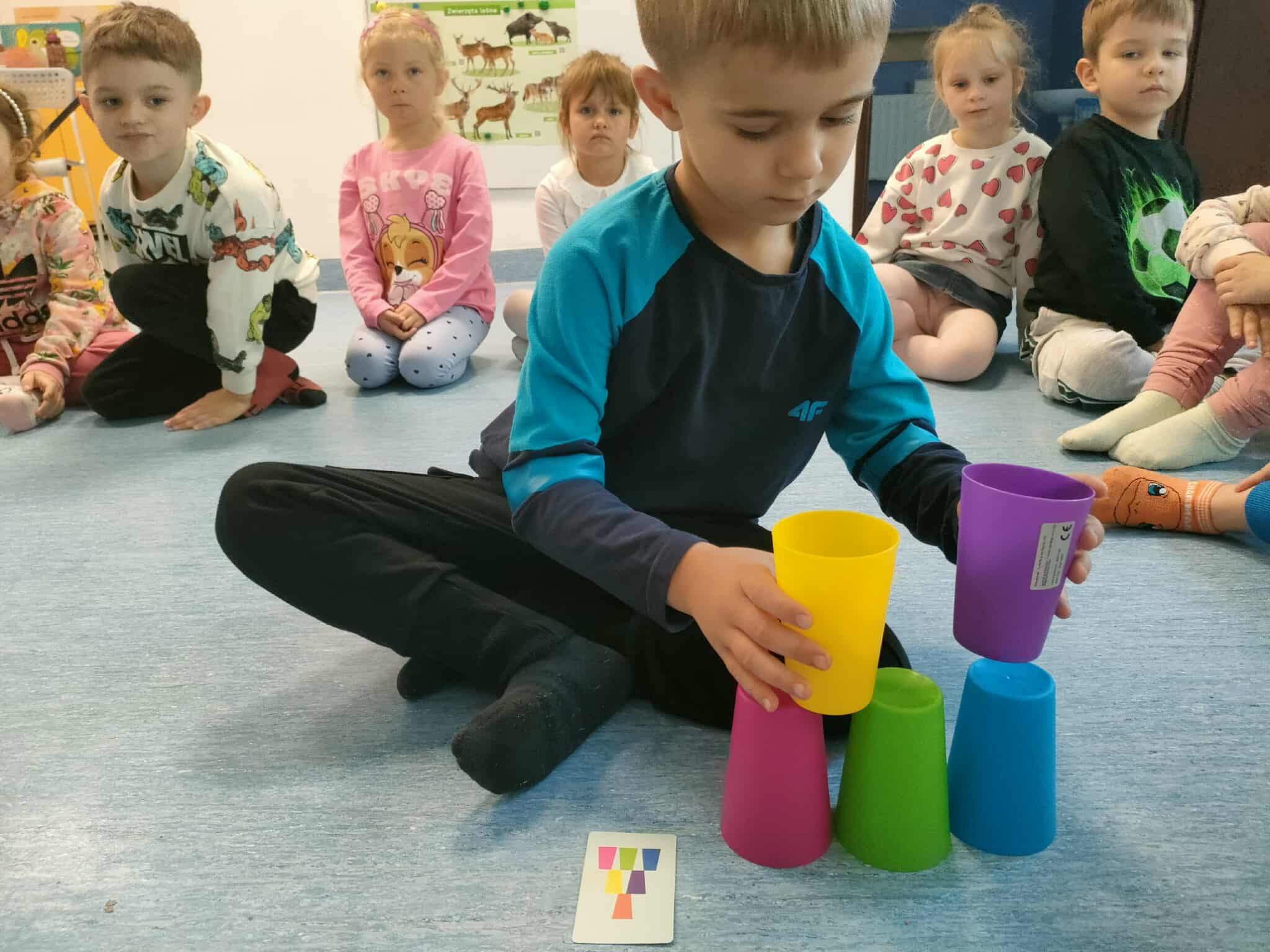 Kodowanie z kolorowymi kubeczkami u odkrywców