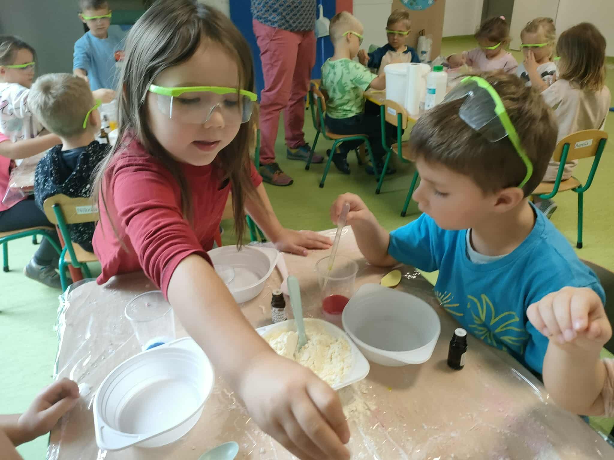 Eksperymenty październikowe odkrywców – mydlana ciastolina