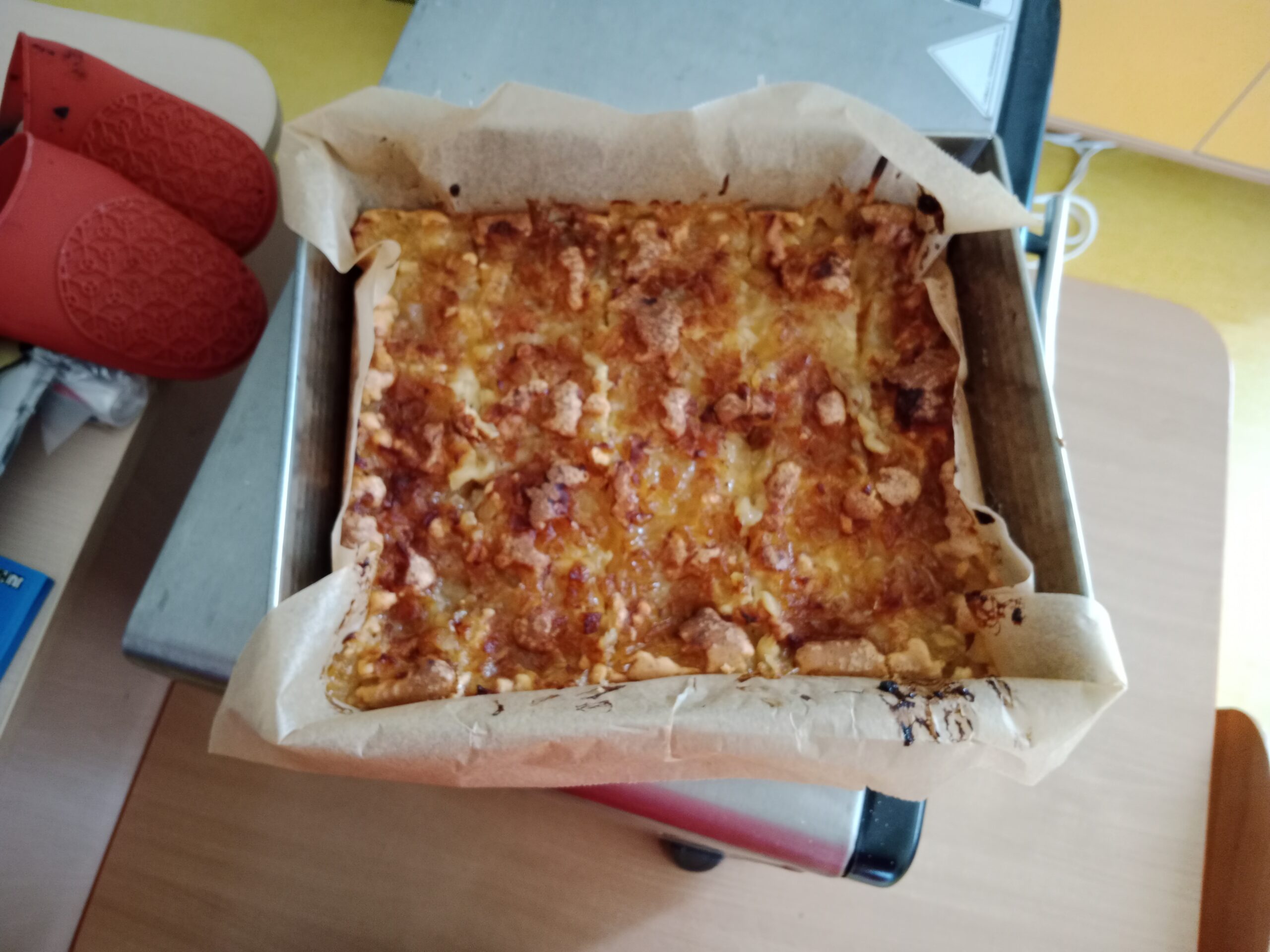 Plastusie- pieką ciasto z jabłkami