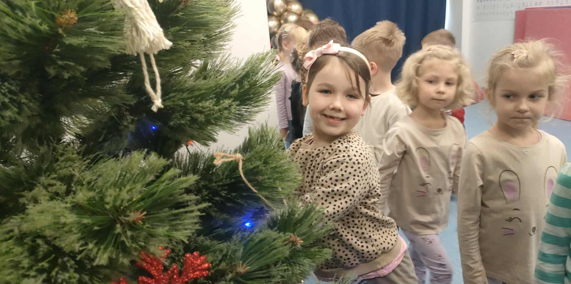 Odkrywcy ubierają choinkę