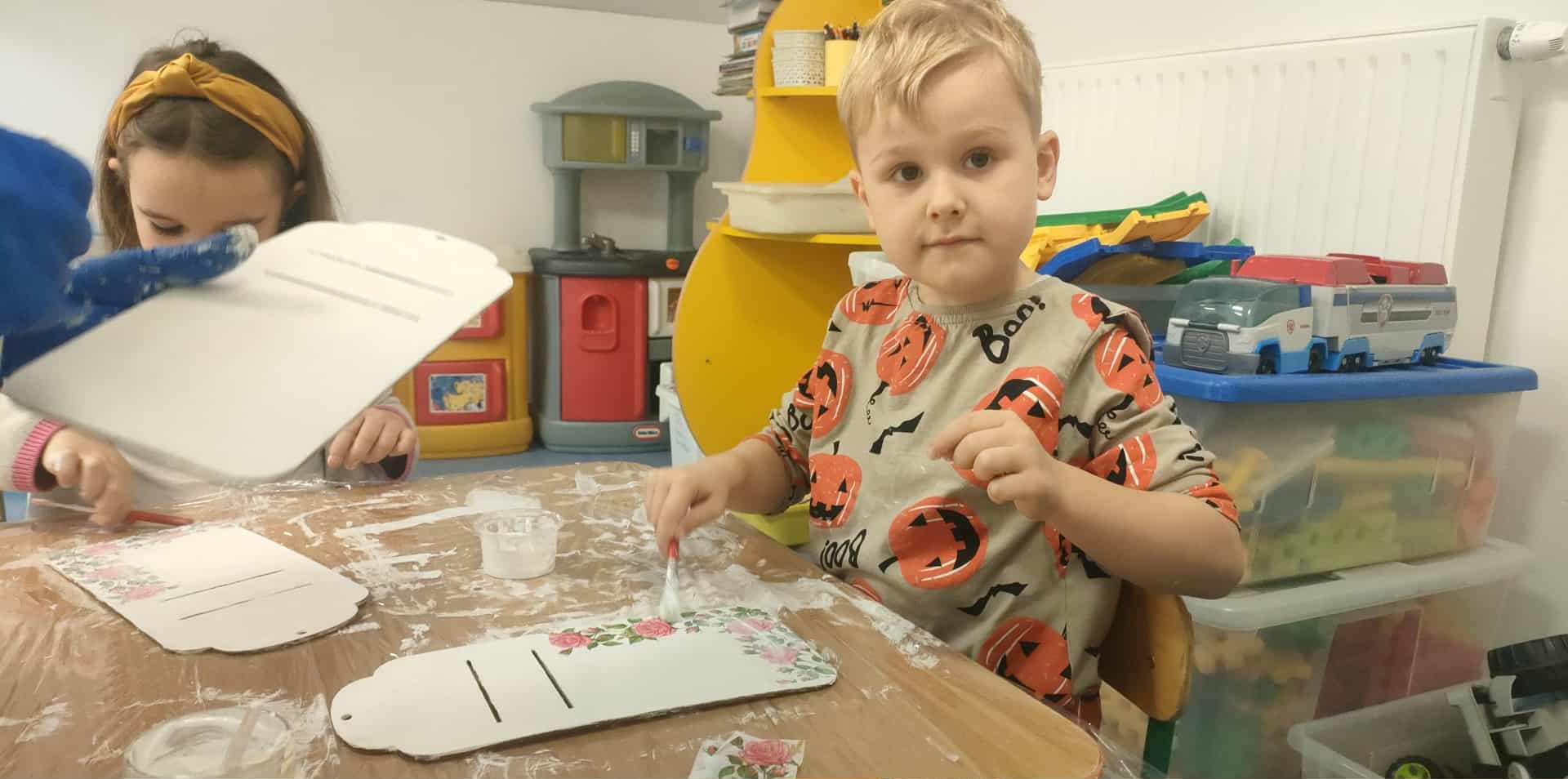 Odkrywcy poznają technikę decoupage