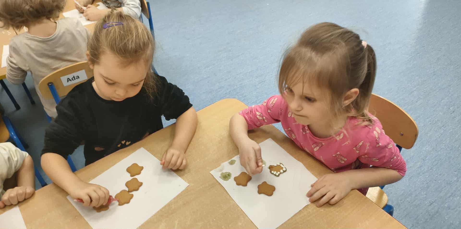 Odkrywcy ozdabiają pierniczki